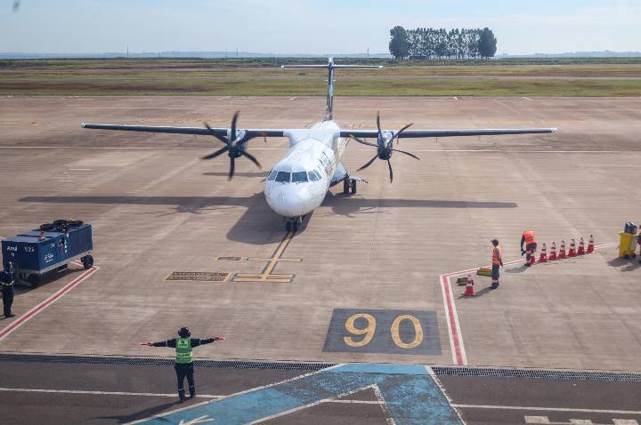 Aeroporto de Maringá ganha novo horário para Curitiba e bate recorde com 749 voos no mês