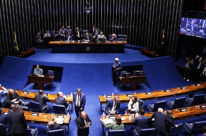 Alcolumbre trava tramitação da PEC do fim da 6x1 no Senado