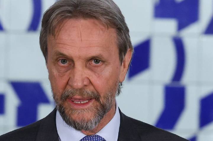 Após AVC isquêmico, líder do PT na Câmara continua internado