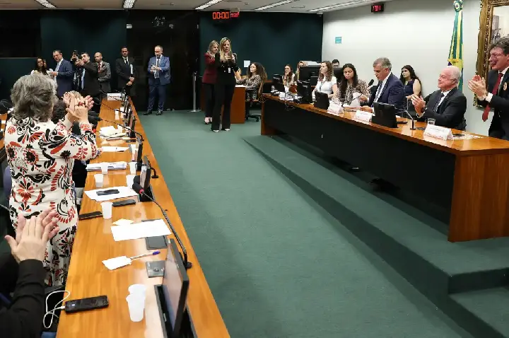 CCJ aprova admissibilidade de propostas que acabam com escala 6x1