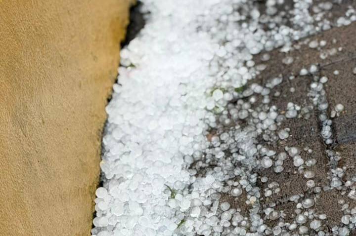 Chuva com granizo causa medo e transtornos em Arapongas