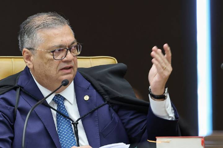 Dino manda PF investigar relação de Vorcaro com cemitérios em SP