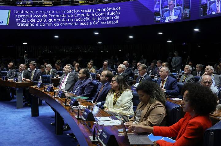 Empresários atacam PEC 6x1 no Senado; sindicatos e governo defendem
