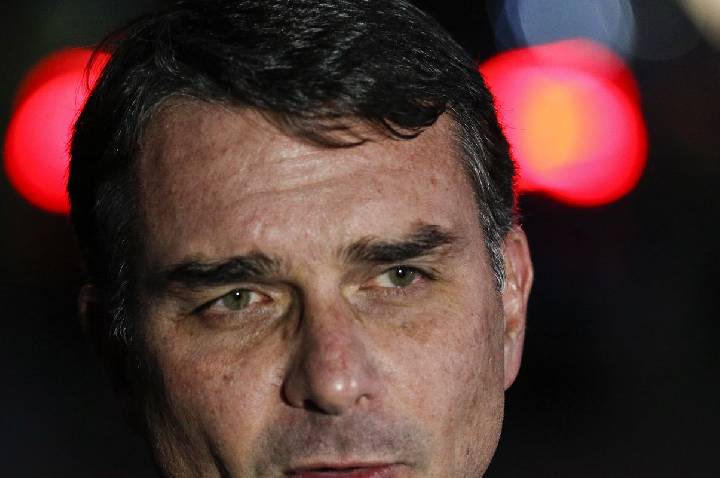 Flávio Bolsonaro admite cobrança a Vorcaro, mas nega crime