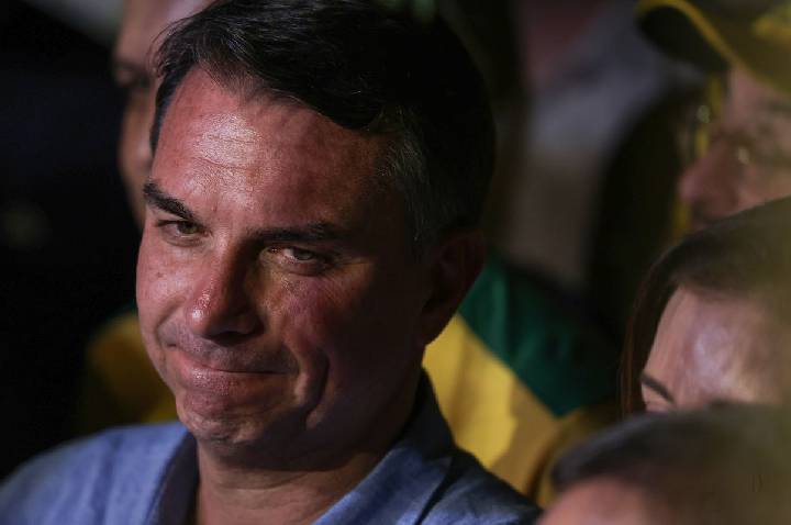 Fuga e carta golpista ampliam isolamento de Flávio Bolsonaro
