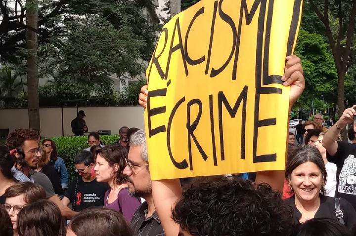 Justiça condena shopping paulista por discriminação racial