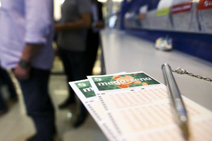 Mega-Sena acumula e prêmio principal vai para R$ 8 milhões