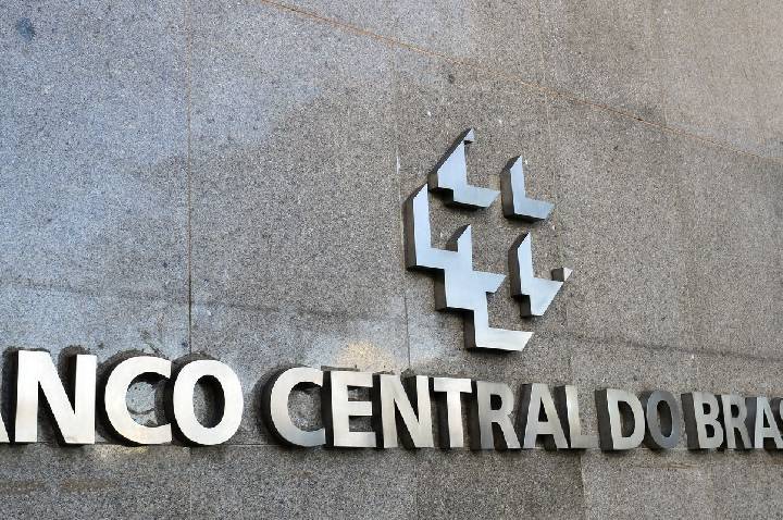 Mercado financeiro reduz previsão da inflação para 5% este ano
