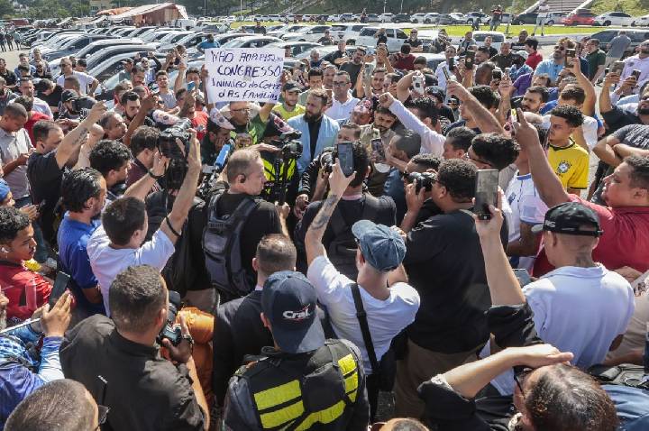 Motoristas protestam contra regulamentação do serviço por aplicativo