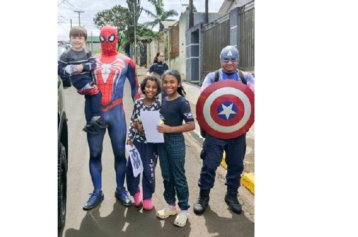 Patrulha da Alegria leva doces e diversão a crianças de diferentes bairros de Apucarana