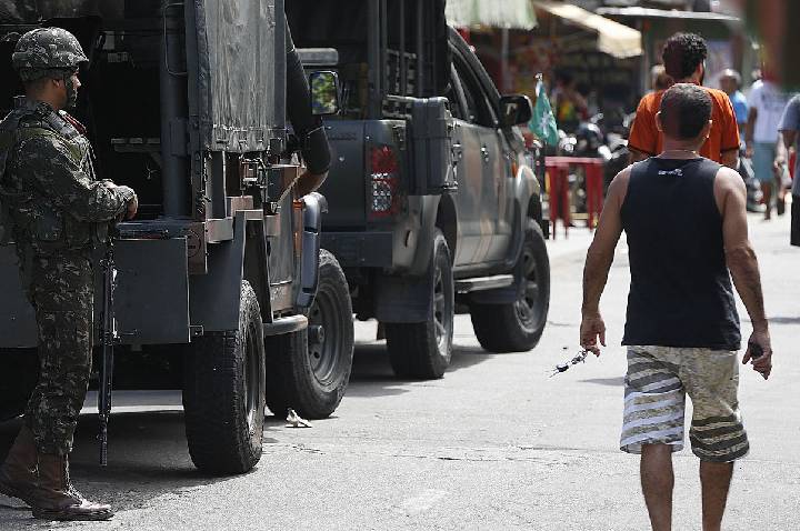 Polícia faz ação para cumprir 56 mandados de prisão na Maré, no Rio