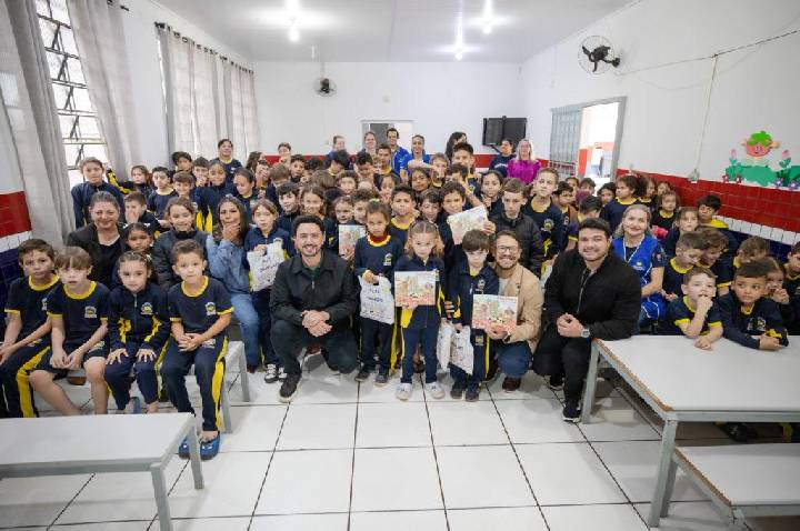 Prefeitura de Apucarana encerra Semana da Criança com distribuição de doces e livros de colorir para mais de 13 mil alunos da rede municipal e alunos da Apae