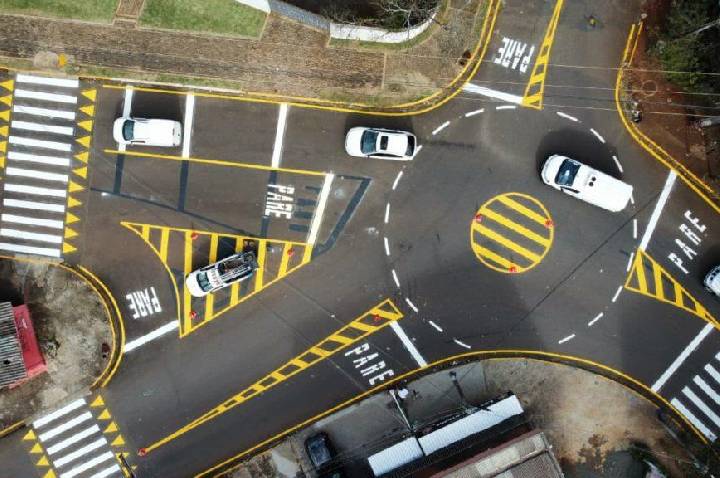Prefeitura implanta rotatória para aumentar a segurança no trânsito no entroncamento da Rede Massa
