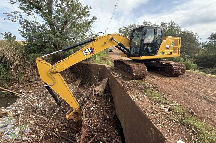 Prefeitura intensifica limpeza e desobstrução de galerias em estradas rurais e fundos de vale que cortam a cidade