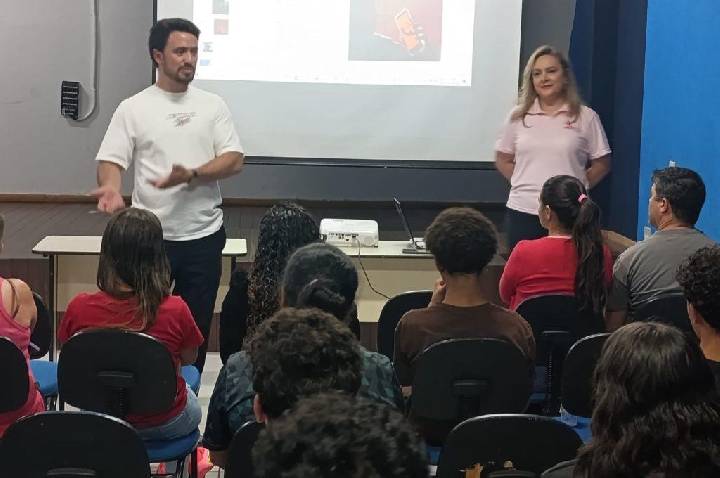 Procon de Apucarana leva orientações sobre golpes digitais a jovens e famílias do CEJA