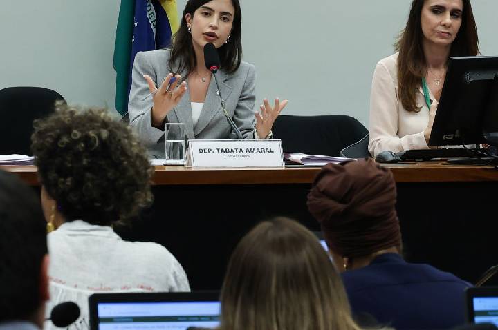 Proposta que criminaliza misoginia avança na Câmara dos Deputados