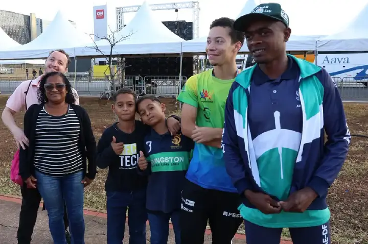Público madruga para assistir ao desfile na Esplanada dos Ministérios
