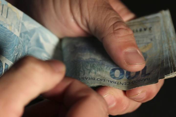 Salário médio do trabalhador amplia recorde e chega a R$ 3.722