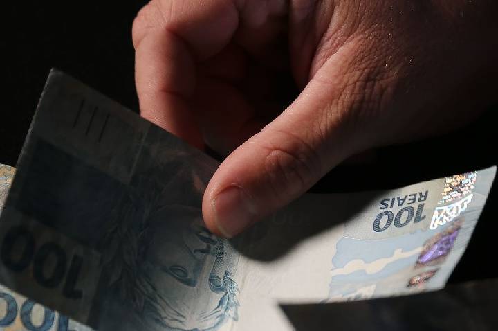 Trabalhadores nascidos em setembro e outubro recebem abono salarial
