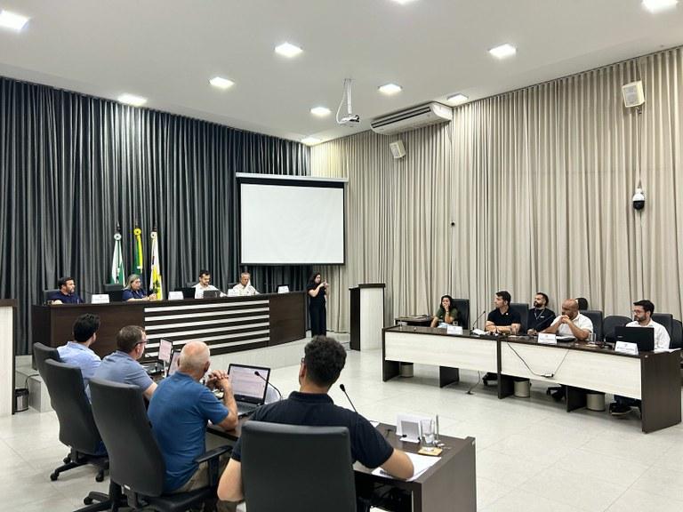 Câmara realiza sessão marcada por discussões e votações importantes