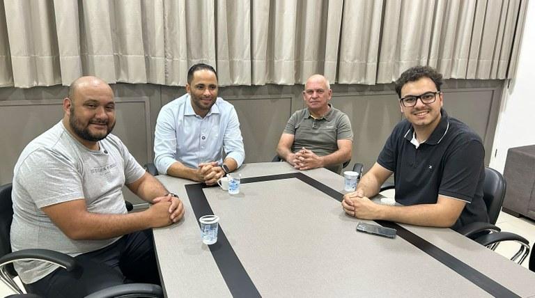 Vereadores recebem deputado Do Carmo na Câmara de Apucarana