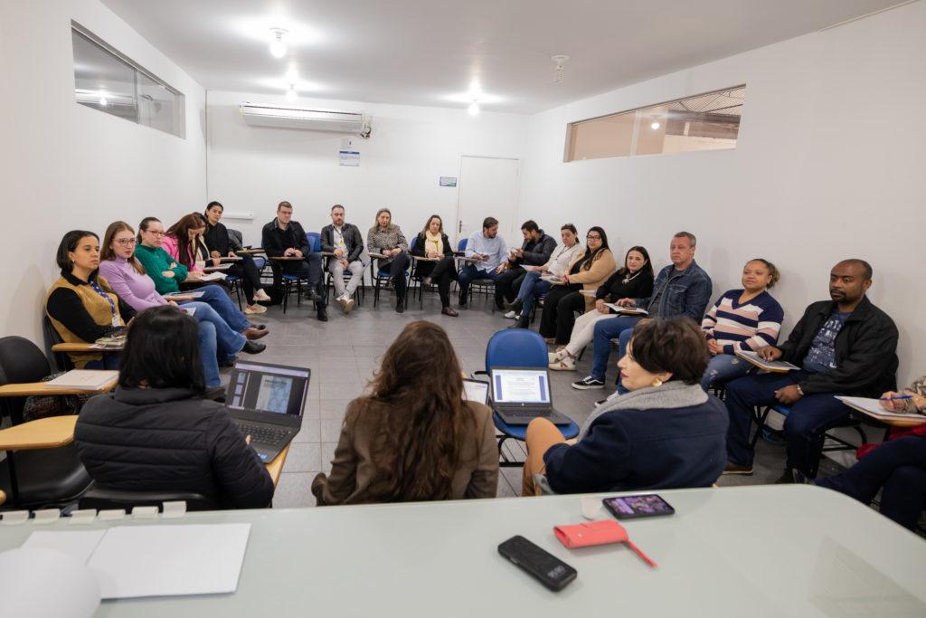 Servidores são capacitados em gestão de saúde com professoras especialistas da UEL