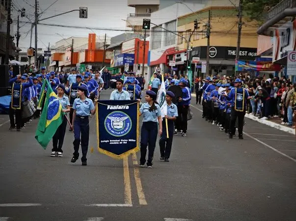 Desfile de 7 de Setembro reúne população em Jandaia do Sul