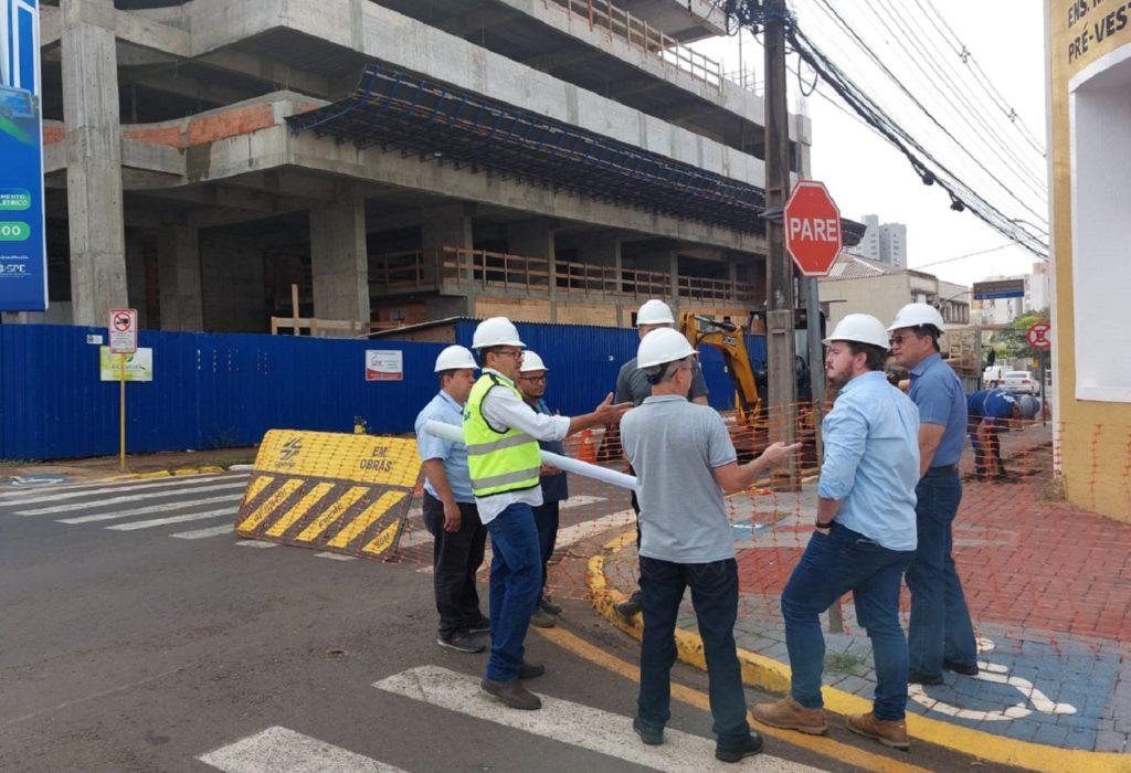 Obras da Sanepar exigem atenção redobrada dos motoristas em trecho da Rua Guarapuava