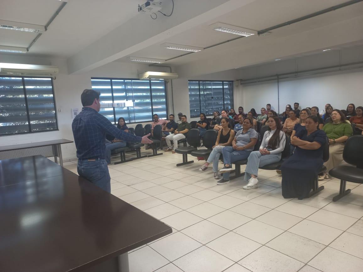 Prefeito de Arapongas, Rafael Cita, recepciona 83 novos servidores efetivos