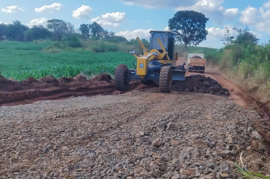 Prefeitura de Apucarana recupera 150 quilômetros de estradas rurais e garante melhores condições ao produtor