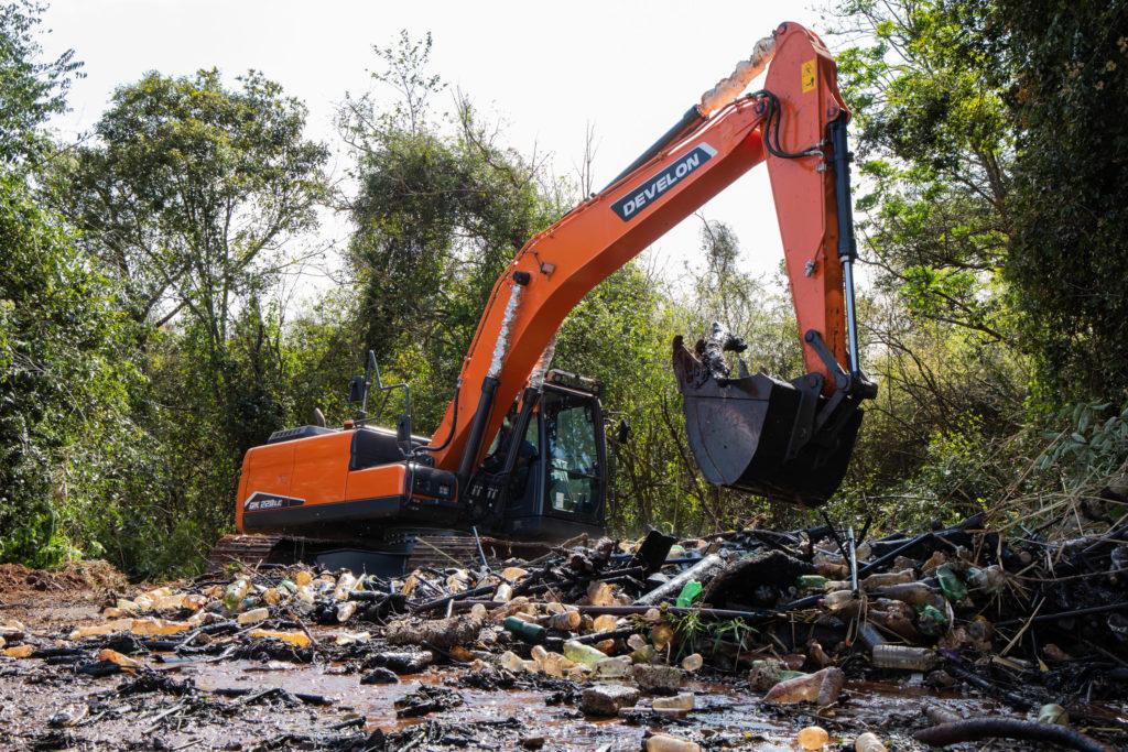 Prefeitura retira caminhões de lixo de córrego e inicia a instalação de ecobarreiras