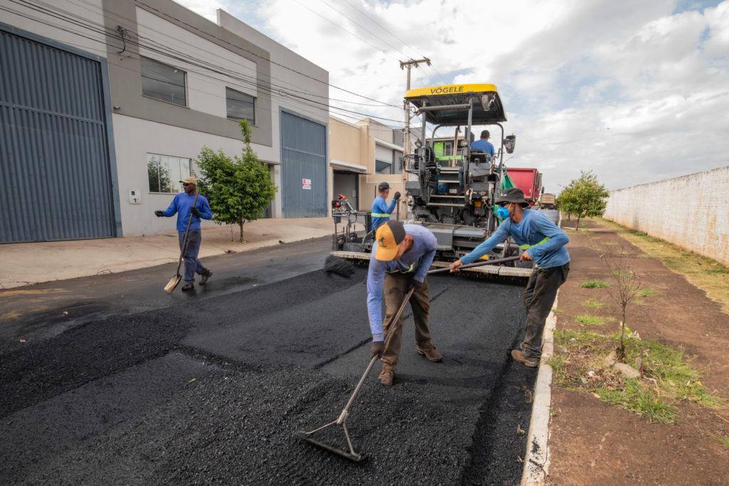 Recapeamento asfáltico na Rua Sadamoto Kurahashi traz mais segurança e mobilidade ao entorno do Cemitério Cristo Rei