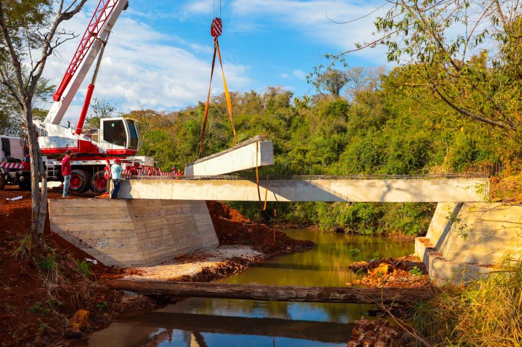 Vigas são posicionadas para concretagem de pontes rurais em Arapongas