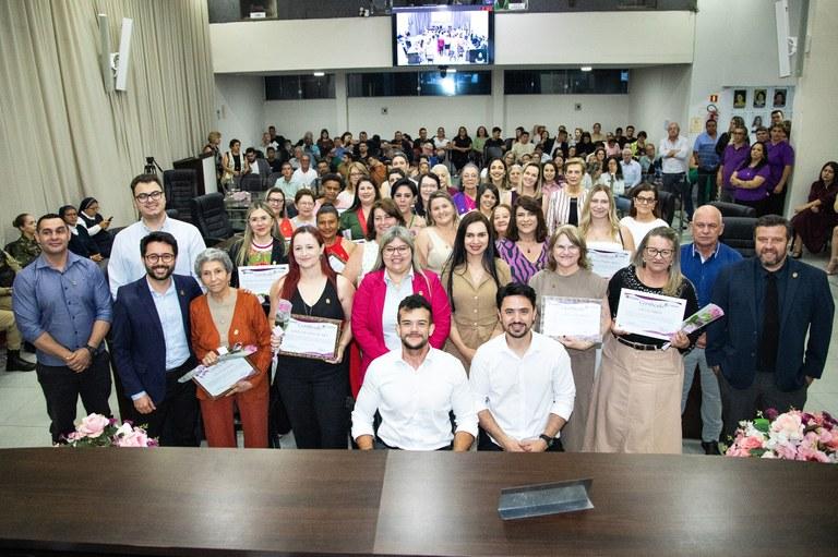 Emoção marca entrega do certificado “Mulheres que Inspiram” realizada pela Procuradoria da Mulher
