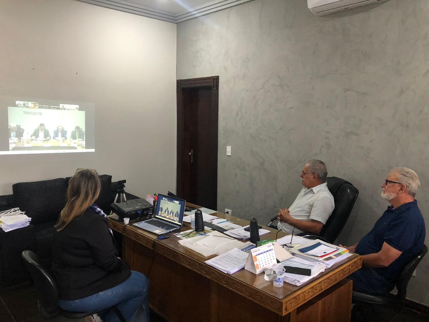 O prefeito de Jandaia do Sul, Ditão Pupio, e o vice-prefeito Inei Heckert participaram, na manhã desta segunda-feira (3), de uma reunião online com o governador Ratinho Junior