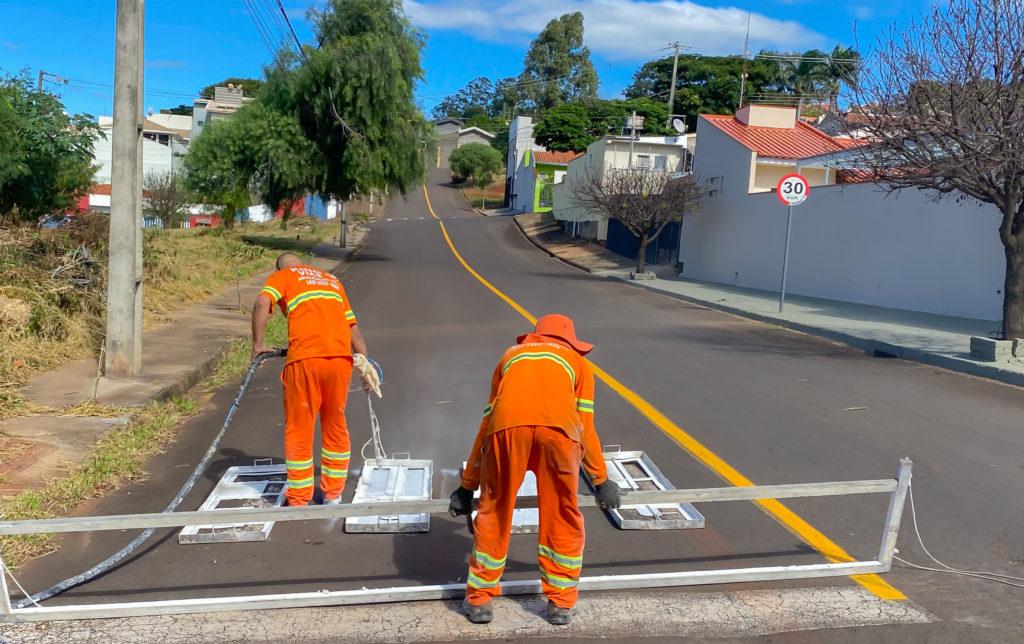 Prefeitura investe R$ 240 mil na pintura da sinalização horizontal e reforça segurança viária em 24 ruas e avenidas