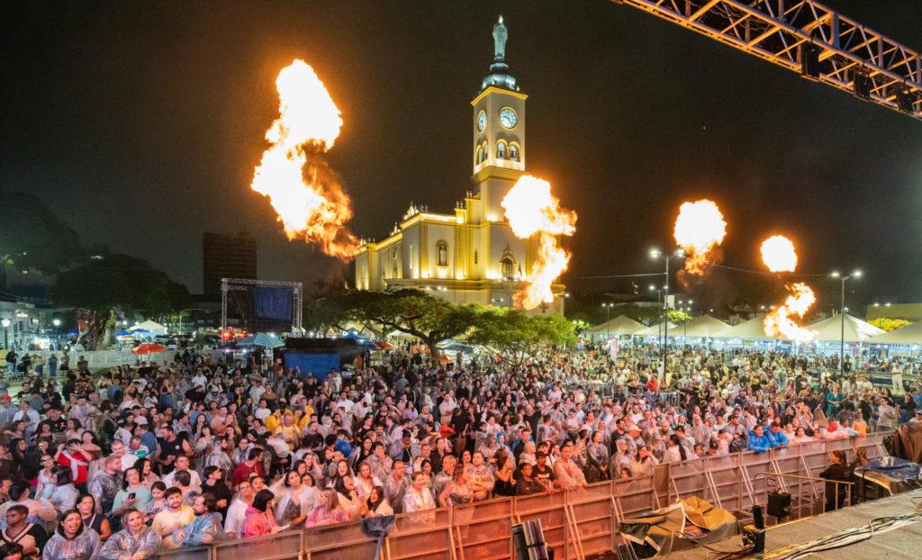 Paralamas do Sucesso emocionam público em show do aniversário de 82 anos de Apucarana
