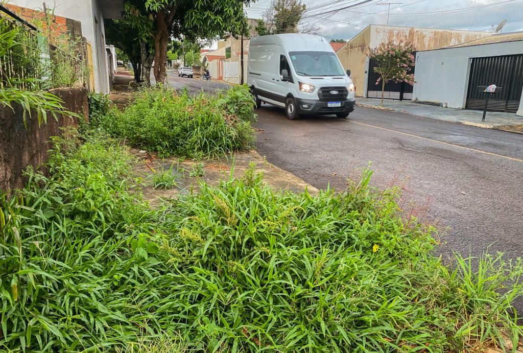 Prefeitura de Apucarana orienta moradores sobre limpeza de calçadas e reforça cuidado com a cidade