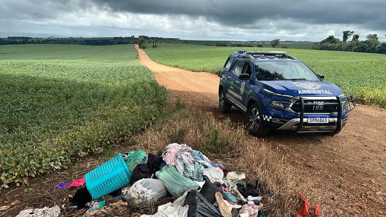 Arapongas aplica multa de R$ 3.591,90 por descarte irregular de resíduos sólidos em estrada rural