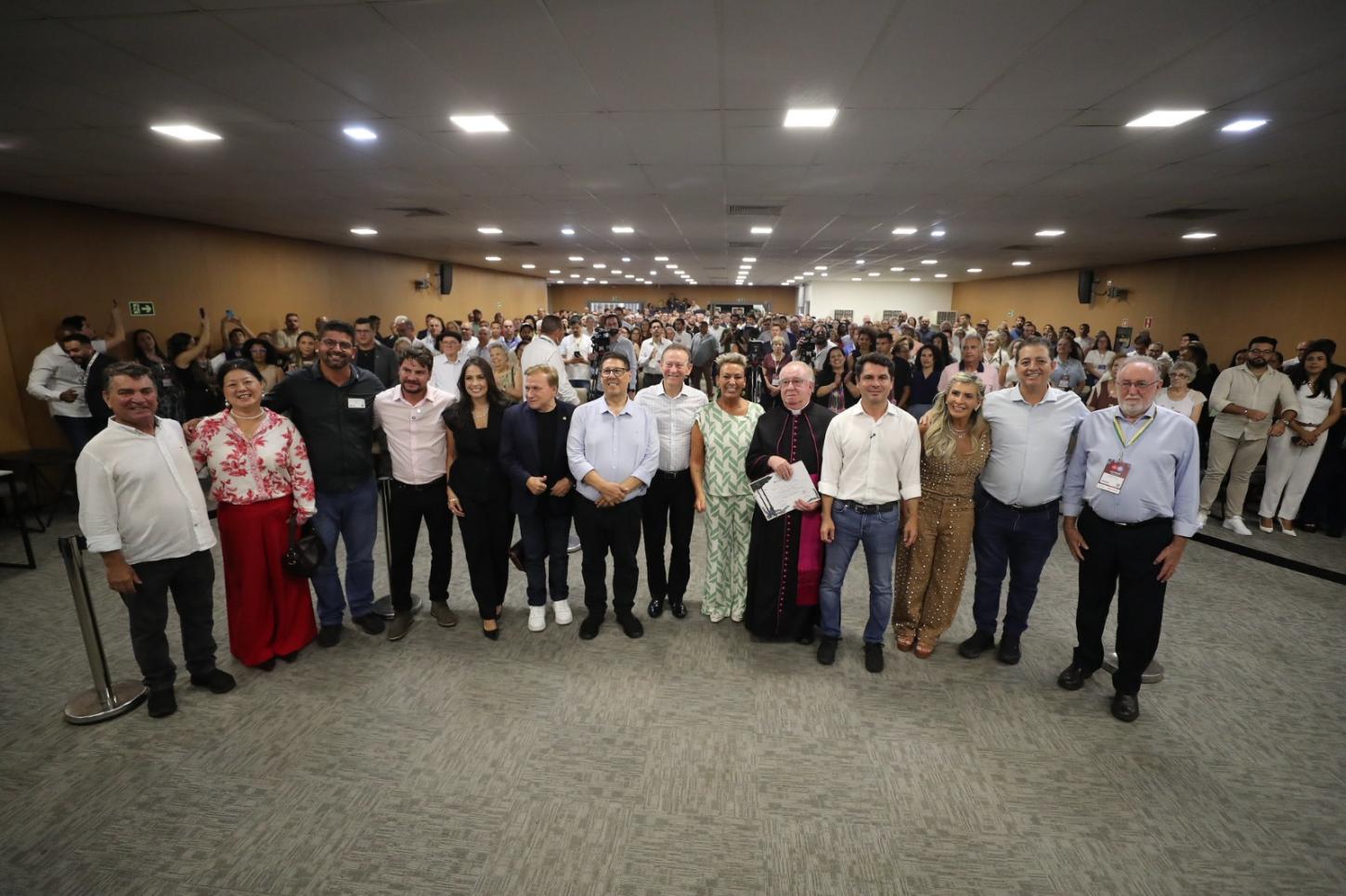 Assembleia Itinerante homenageia personalidades e recebe demandas de Arapongas