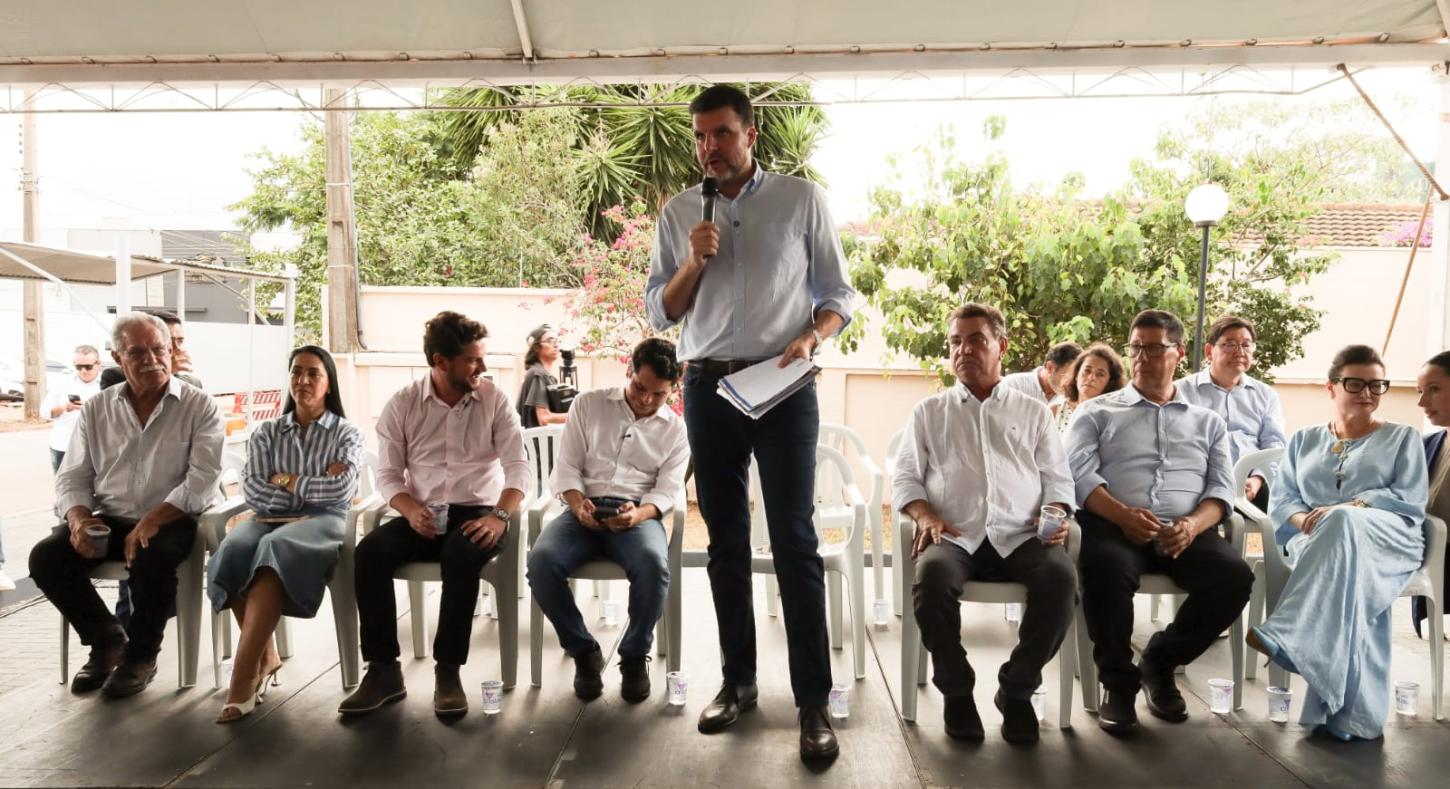 Lupion anuncia recursos para a saúde e cobertura da piscina do CSU de Arapongas