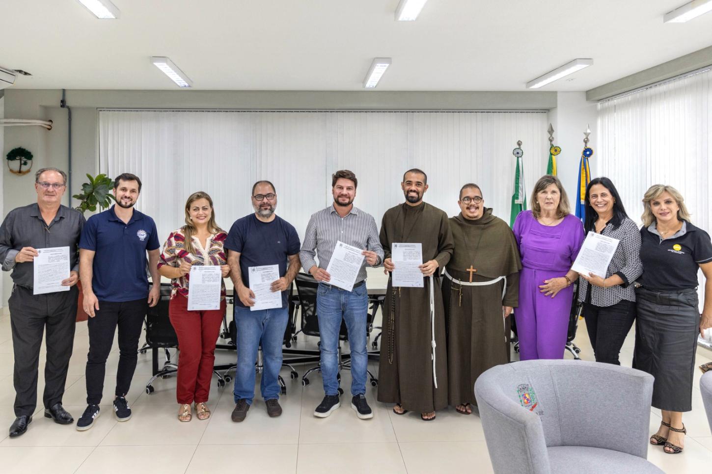 Prefeitura de Arapongas assina repasses de R$ 92 mil para três entidades
