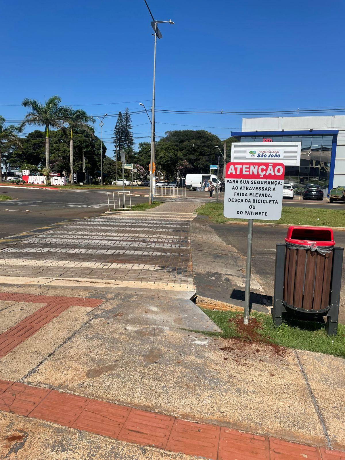 Prefeitura de Arapongas instala placa para alertar e orientar ciclistas e condutores de patinetes