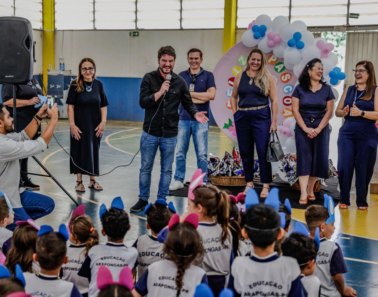 Rafael Cita entrega ovos de Páscoa para alunos de Arapongas