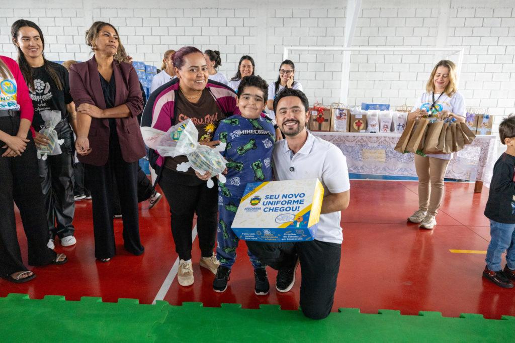 Igualdade e inclusão: Prefeitura entrega uniformes e chocolates a alunos da Apae pelo segundo ano consecutivo