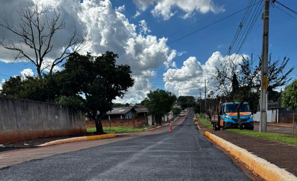 Prefeitura aplica micropavimento em 40 km de ruas para preservar o asfalto e aumentar sua durabilidade