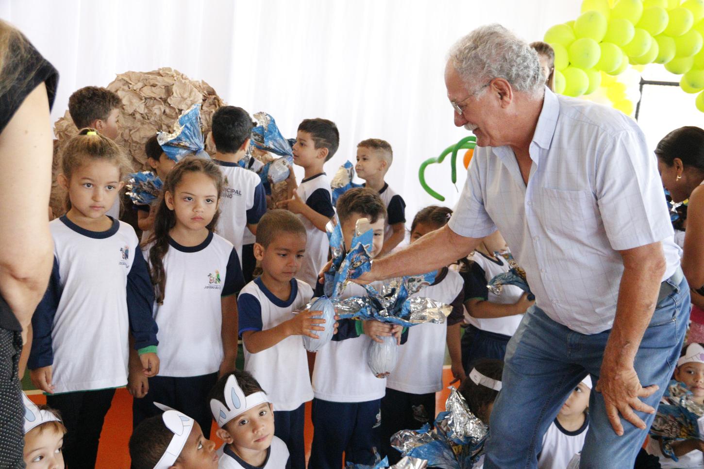 Prefeitura de Jandaia do Sul entrega ovos de Páscoa a alunos da rede municipal