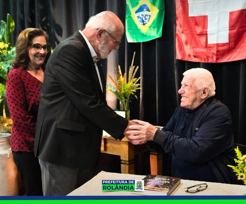 Prefeito participa do lançamento do livro “O Leite Nosso de Cada Dia” em Rolândia