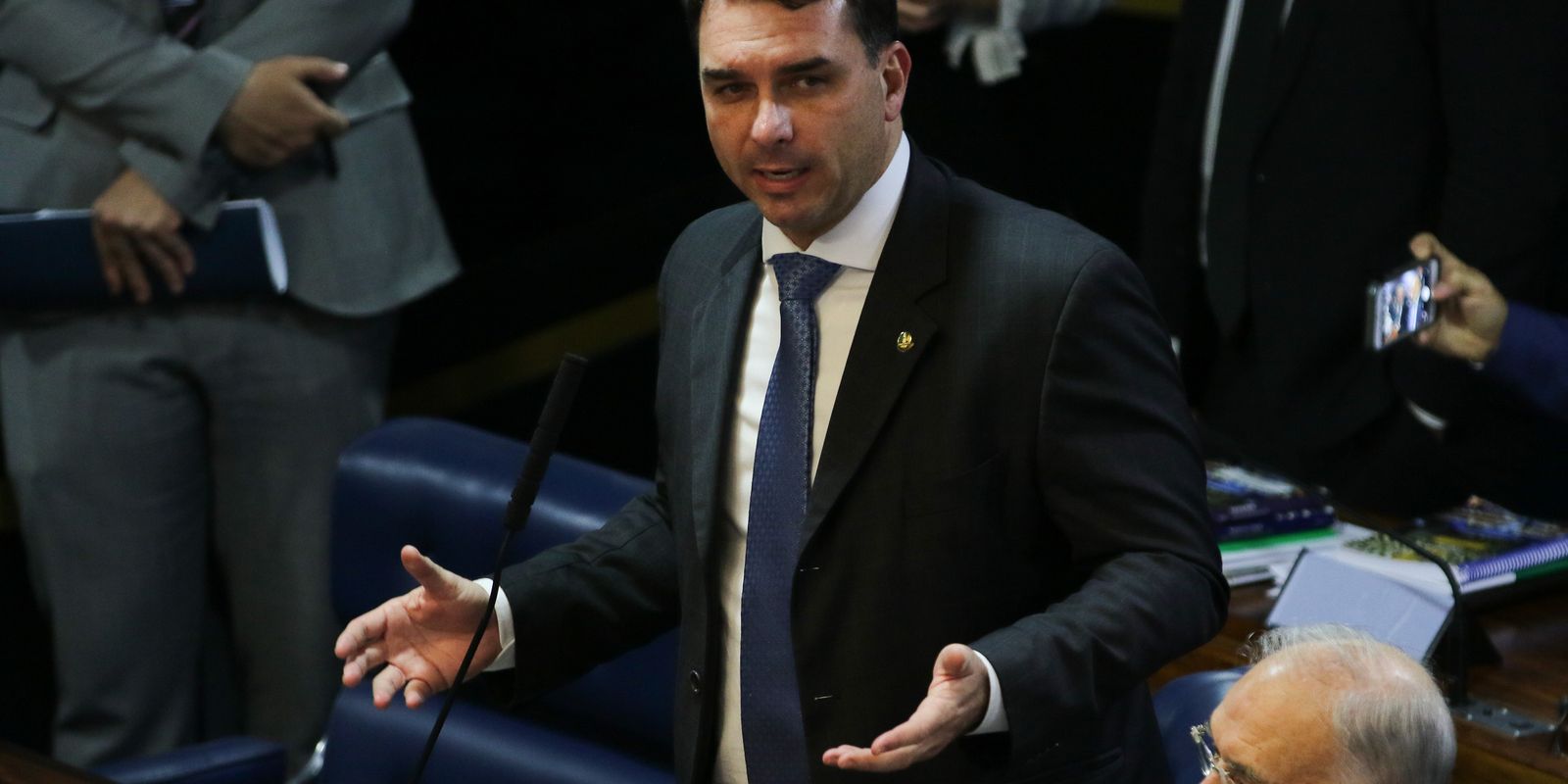 Defesa de Flávio Bolsonaro tentou levar caso Dark Horse a Mendonça