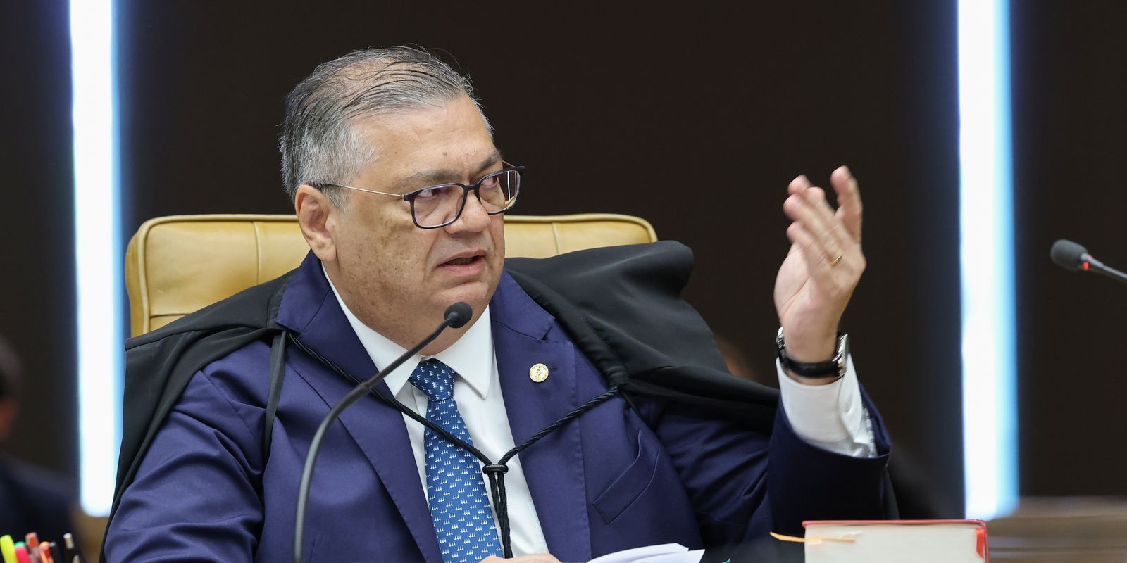 Dino manda PF investigar relação de Vorcaro com cemitérios em SP